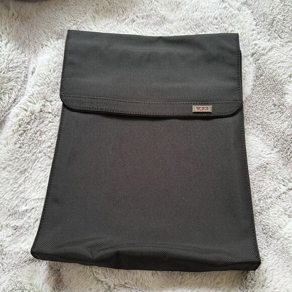 NWOT TUMI Welded Laptop Sleeve with Magnetic Closure - Picture 1 of 8